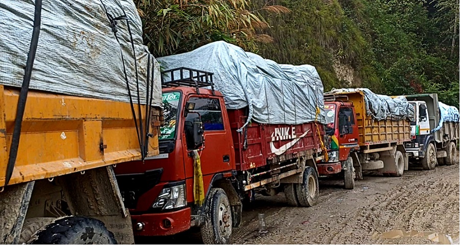 वर्षाका कारण सिसडोल सडक अवरुद्ध बनेपछि काठमाडौँको फोहोर व्यवस्थापनमा सकस